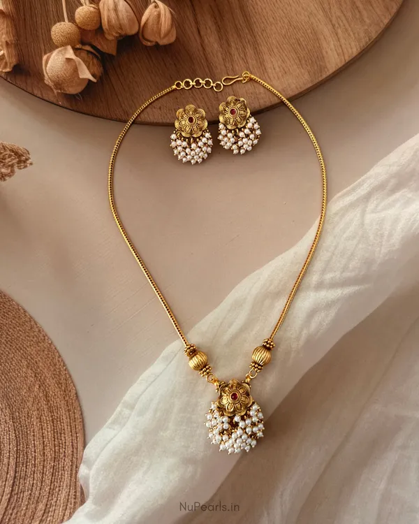 Kaveri_Traditional_Temple_Style_Antique_Gold_Pendant_Set_with_Pearls_(Beaded_Chain,_Earrings_Included)