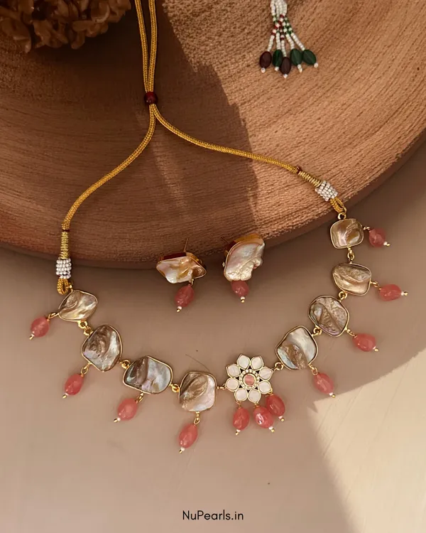 Peach_Nishi_Mother_Of_Pearl_Choker_For_Women_With_Earrings