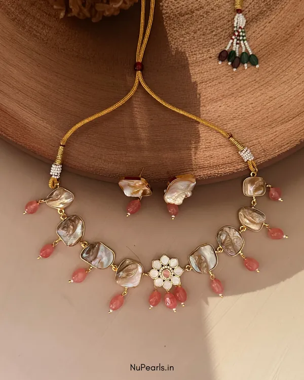 Peach_Nishi_Mother_Of_Pearl_Choker_For_Women_With_Earrings
