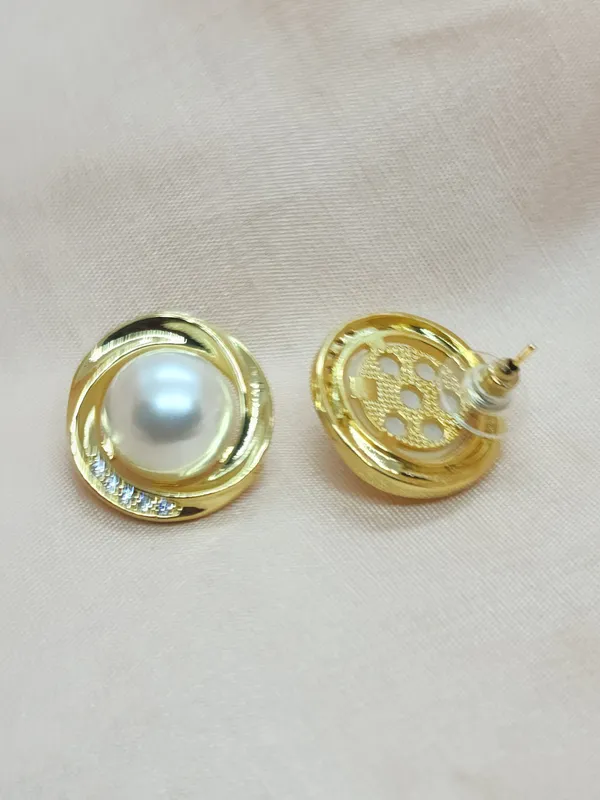 Bold_Golden_Studs_For_Women_|_Premium_Lightweight_Jewellery_For_All_Occasion