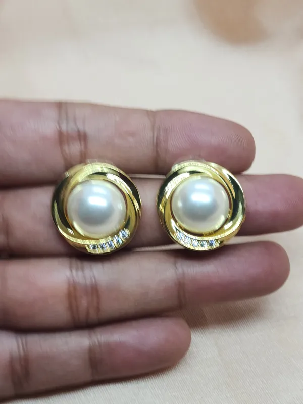 Bold_Golden_Studs_For_Women_|_Premium_Lightweight_Jewellery_For_All_Occasion