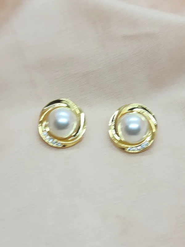 Bold_Golden_Studs_For_Women_|_Premium_Lightweight_Jewellery_For_All_Occasion