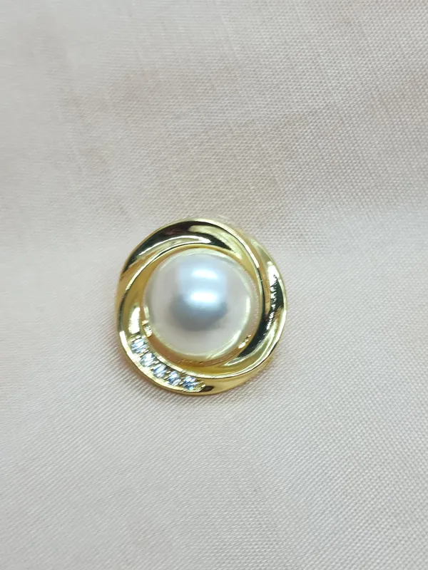Bold_Golden_Studs_For_Women_|_Premium_Lightweight_Jewellery_For_All_Occasion