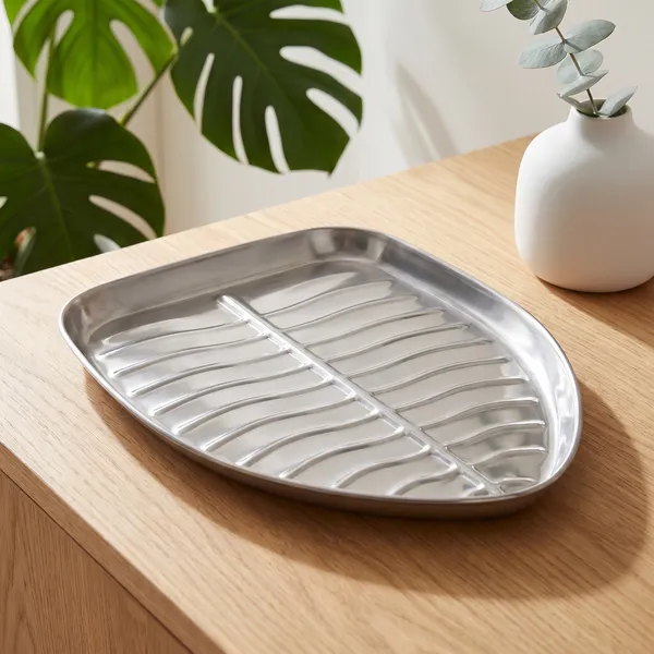 Silver_Stainless_Steel_Leaf_Shaped_Banana_Plates/Dinner_Plates/Lunch_Plates_(11_Inch_Banana_Leaf)