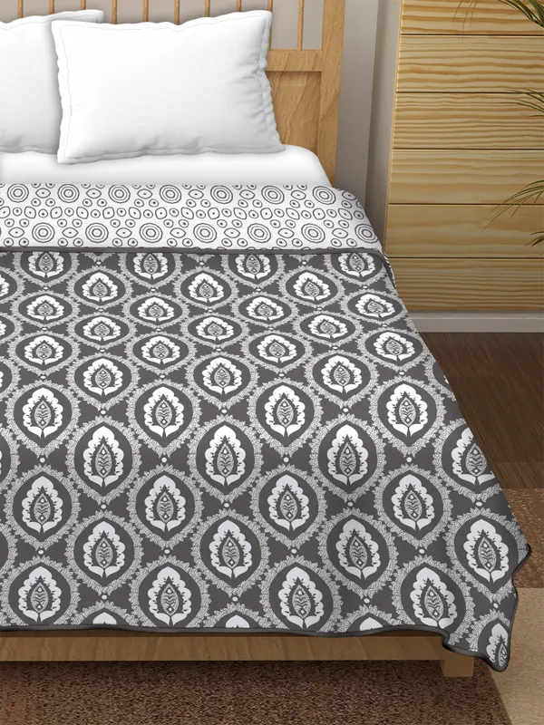 Double_Bed_Grey_&_white_Cotton_Reversible_Dohar_Printed_Blanket_Soft_&_Lightweight_AC_Comforter_Perfect_Festive_Gift_Blankets