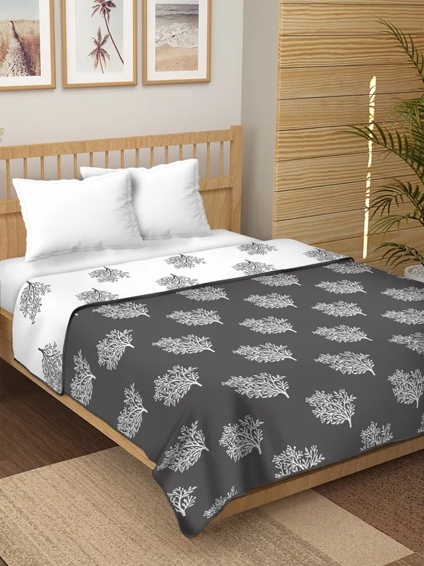 Double_Bed_White_&_black_Cotton_Reversible_Dohar_Printed_Blanket_Soft_&_Lightweight_AC_Comforter_Perfect_Festive_Gift_Blankets