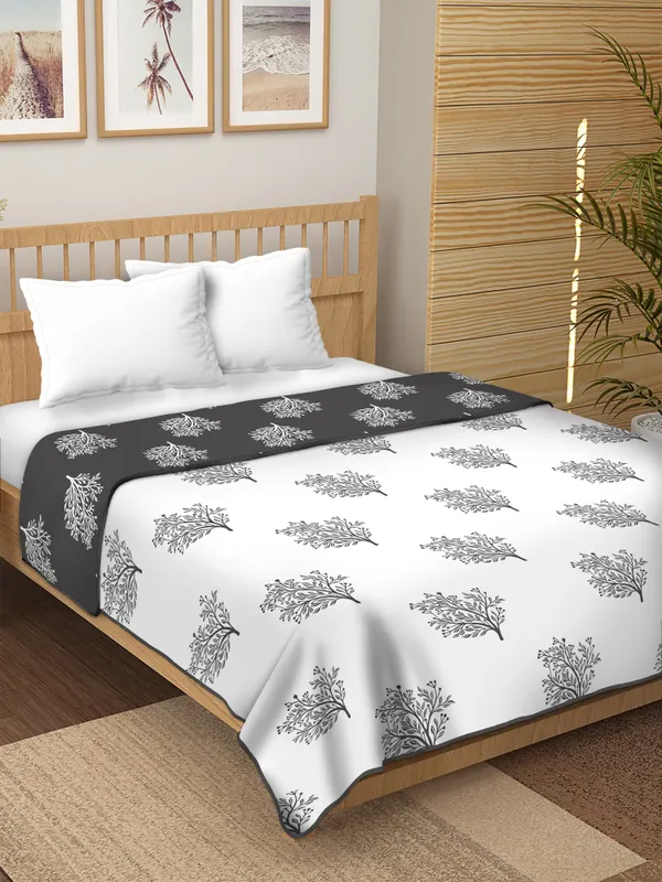 Double_Bed_White_&_black_Cotton_Reversible_Dohar_Printed_Blanket_Soft_&_Lightweight_AC_Comforter_Perfect_Festive_Gift_Blankets