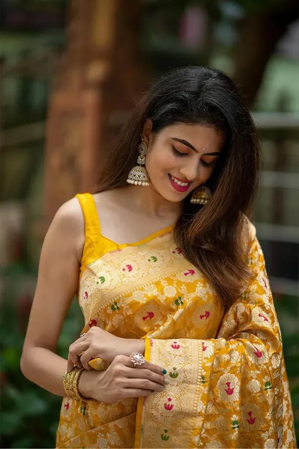 Woven_Design_Zari_Banarasi_Silk_Saree