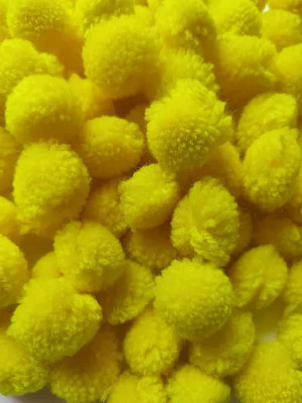 Yellow_Round_Shaped_Soft_Fluffy_Pompom_For_Art_And_Craft_|_Party_Decoration_|_Kids_Craft_Project_(50_Pcs)