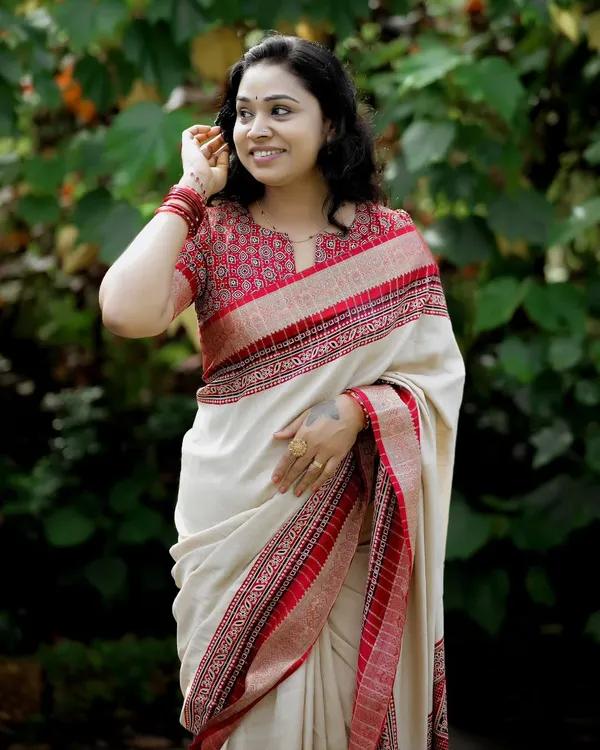 Authentic_Traditional_Cream_and_Maroon_Saree_with_Elegant_Golden_Weaving