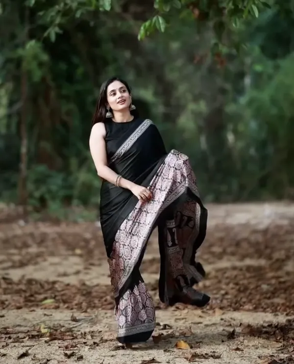 Black_Sleeveless_Ajrakh_Saree
