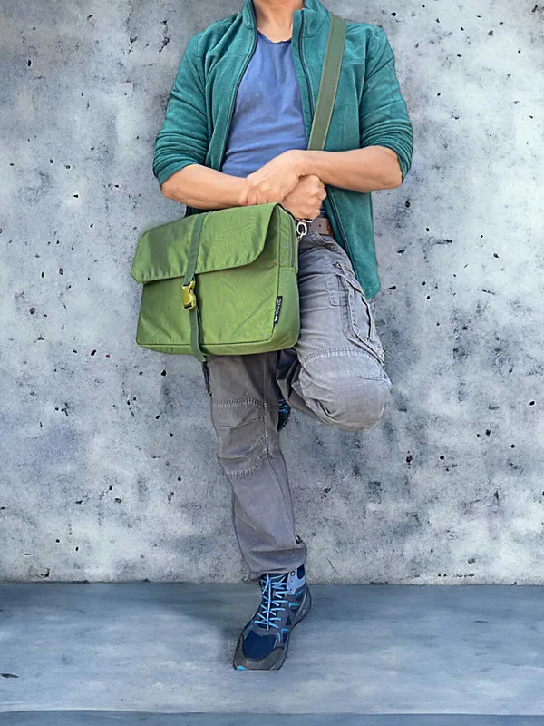 Green_Unisex_Laptop_Messenger_Bag_|_Polyester_Zipper_with_Removable_Strap