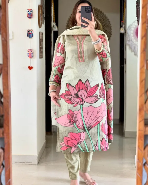 Pastel_Pista_Floral_Straight_Mirror_Worked_Kurta_Pants_Set_With_Dupatta_For_Women