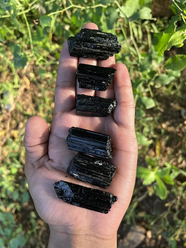 Naturals_Stones_Amethyst_Black_Tourmaline_Obsidian_Pyrite_Clear_Rose_Quartz_Green_Aventurine_Jade_Tiger_Eye_Selenite_Healing_Crystal_Gemstones._(Amethyst)