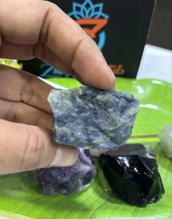 Natural_Original_Seven_Chakra_Crystal_Healing|_Rough_Stone_|_Raw_Crystals_|_For_Manifestation,_Meditation_And_Reiki_Healing_Stones_(Sodalite)