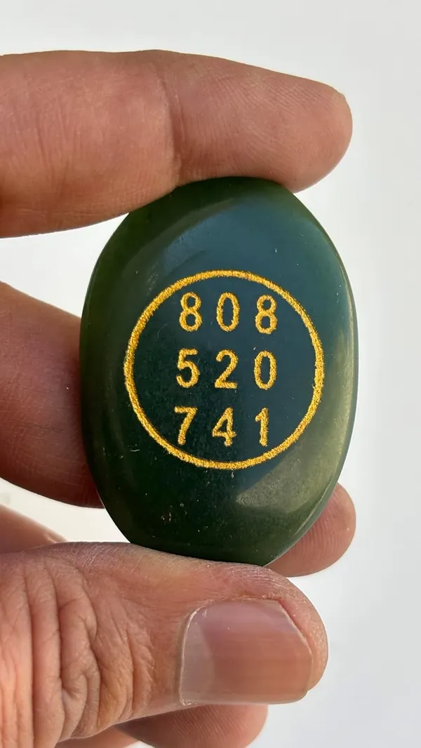 Green_Jade_Crystal_Zibu_Symbol_Coin_For_Wealth,_Money,_Good_Luck,Vastu,_Business_Healing_Stones