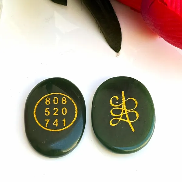 Green_Jade_Crystal_Zibu_Symbol_Coin_For_Wealth,_Money,_Good_Luck,Vastu,_Business_Healing_Stones