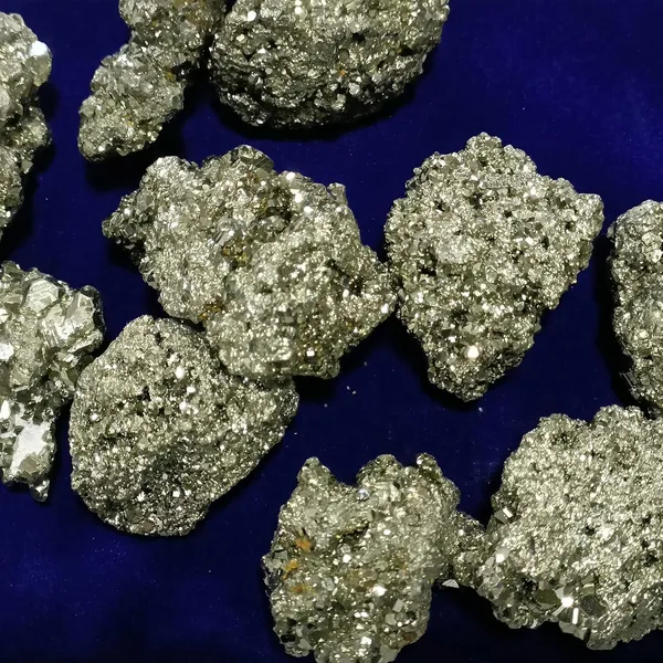 Natural_Pyrite_&_Citrine_Cluster_–_Genuine_Rough_Stone_for_Vastu,_Desk_Decor,_Wealth_&_Business_Luck_(Multicolour)