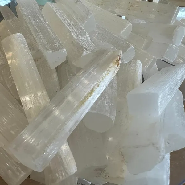 Naturals_Stones_Amethyst_Black_Tourmaline_Obsidian_Pyrite_Clear_Rose_Quartz_Green_Aventurine_Jade_Tiger_Eye_Selenite_Healing_Crystal_Gemstones._(Selenite)