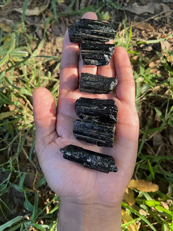 Naturals_Stones_Amethyst_Black_Tourmaline_Obsidian_Pyrite_Clear_Rose_Quartz_Green_Aventurine_Jade_Tiger_Eye_Selenite_Healing_Crystal_Gemstones._(Black_Tourmaline)