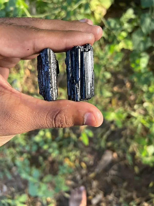 Naturals_Stones_Amethyst_Black_Tourmaline_Obsidian_Pyrite_Clear_Rose_Quartz_Green_Aventurine_Jade_Tiger_Eye_Selenite_Healing_Crystal_Gemstones._(Black_Tourmaline)