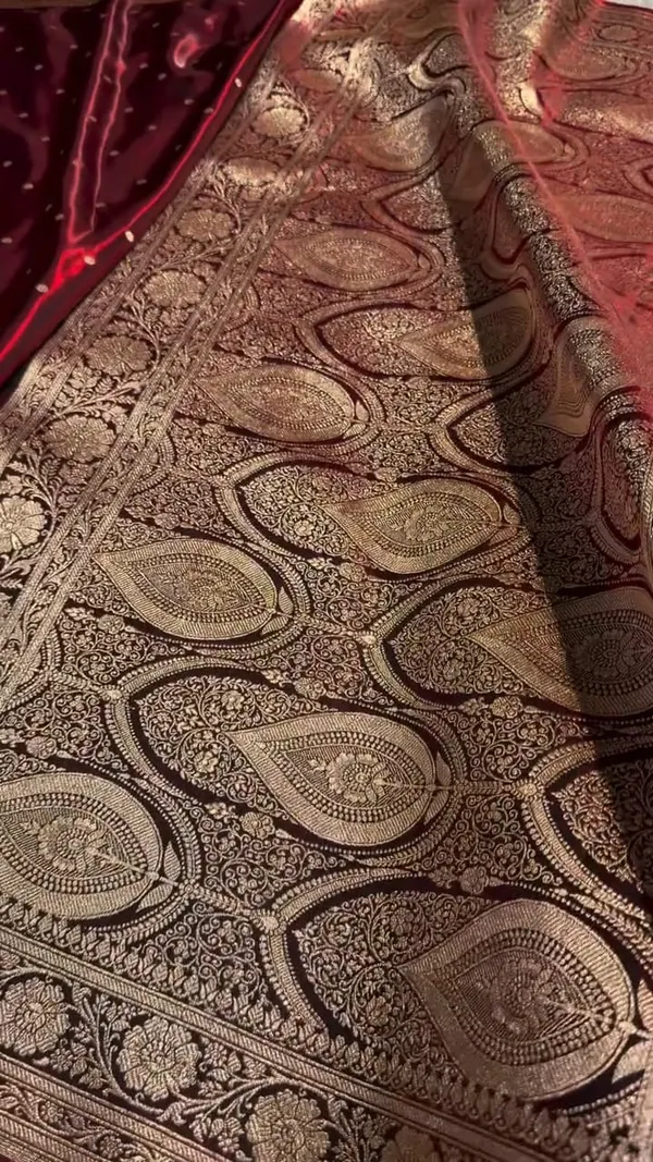 Banasari_maroon_hevy_silk_saree_whie_blouse