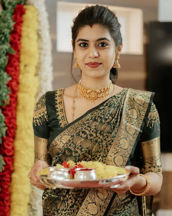 Green_Classic_Linen_Saree_With_Minimalist_Design_For_Women