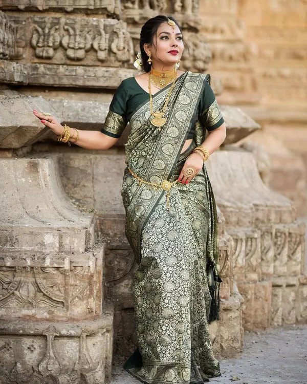 Green_Classic_Linen_Saree_With_Minimalist_Design_For_Women