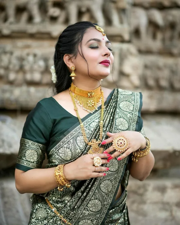 Green_Classic_Linen_Saree_With_Minimalist_Design_For_Women