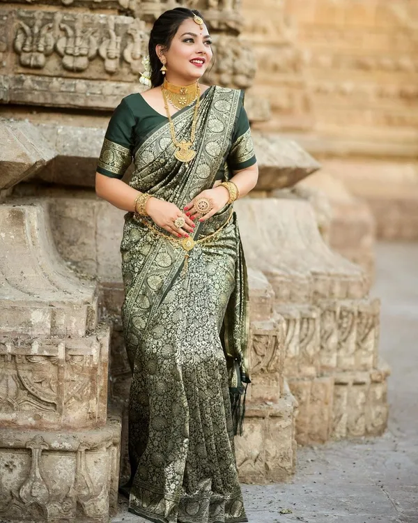 Green_Classic_Linen_Saree_With_Minimalist_Design_For_Women