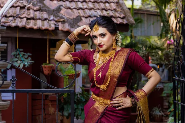 Maroon__Timeless_Linen_Saree_With_Elegant_Minimalist_Patterns_For_Women