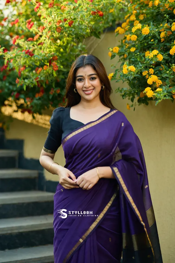 Timeless_Linen_Saree_With_Elegant_Minimalist_Patterns_For_Women
