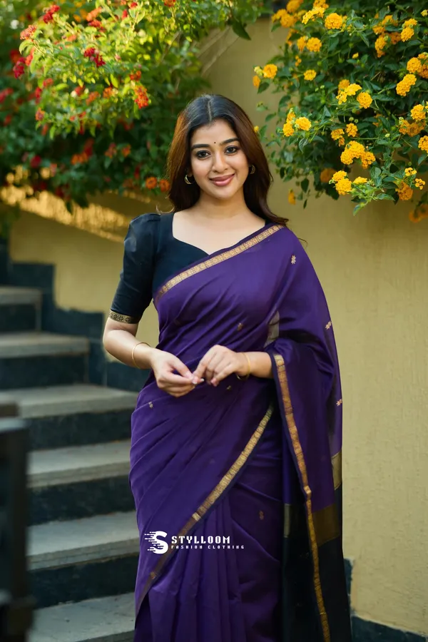 Timeless_Linen_Saree_With_Elegant_Minimalist_Patterns_For_Women