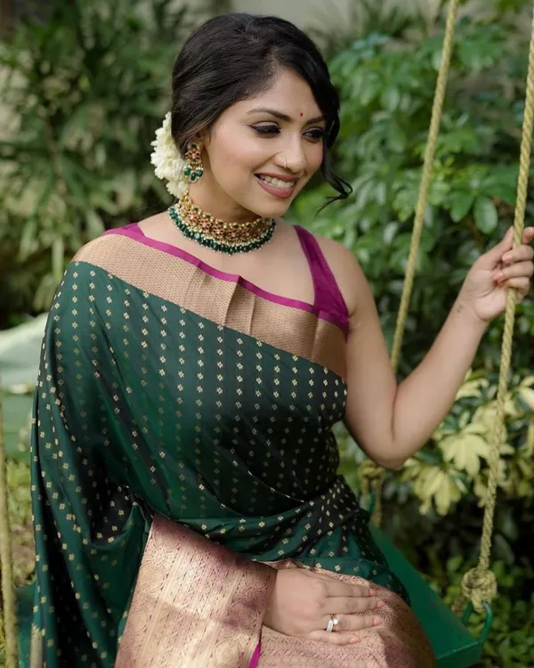 Green_Banarasi_Soft_Designer_Silk_Saree_With_Unstitched_Blouse_Piece_For_Women