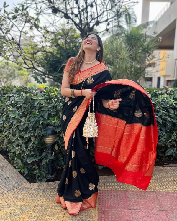 Black_Banarasi_Soft_Designer_Silk_Saree_With_Unstitched_Blouse_Piece_For_Women