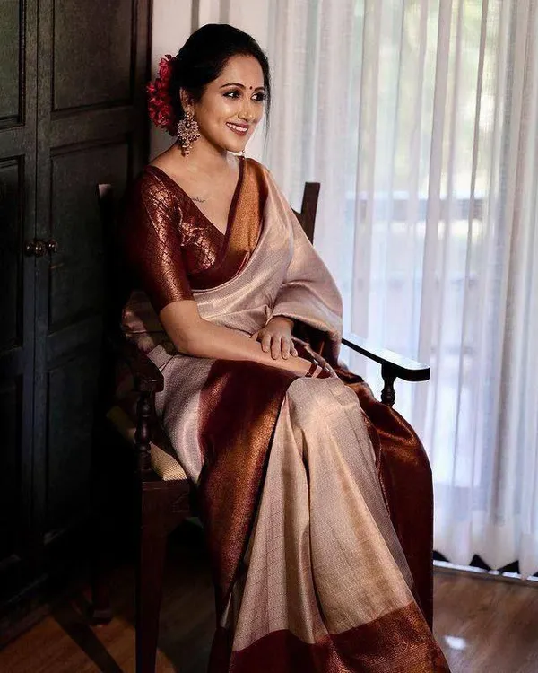 Cream_Banarasi_soft_Designer_Silk_Saree_With_Unstitched_Blouse_Piece_For_Women