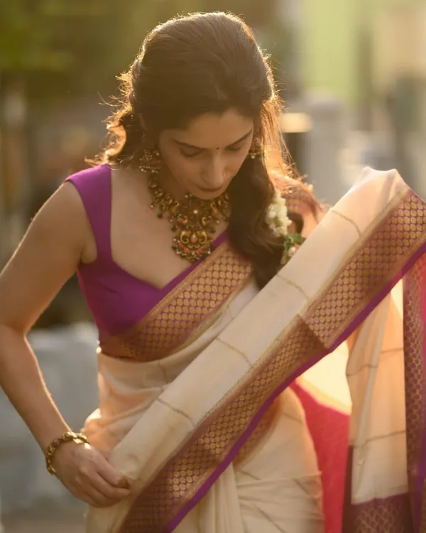 Cream_Banarasi_Designer_Silk_Saree_With_Unstitched_Blouse_Piece_For_Women