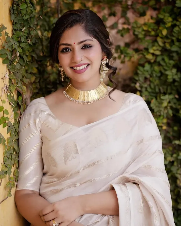 Cream_Banarasi_Soft_Designer_Silk_Saree_With_Unstitched_Blouse_Piece_For_Women