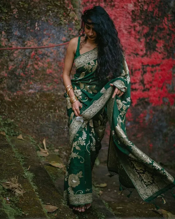 Green_Banarasi_Soft_Designer_Silk_Saree_With_Unstitched_Blouse_Piece_For_Women