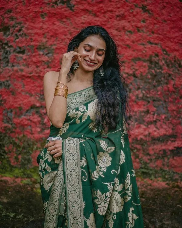 Green_Banarasi_Soft_Designer_Silk_Saree_With_Unstitched_Blouse_Piece_For_Women