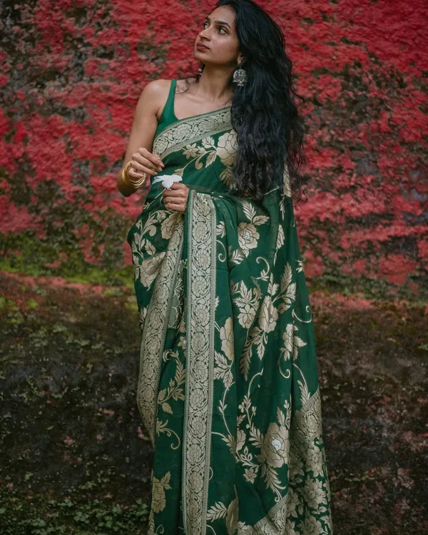 Green_Banarasi_Soft_Designer_Silk_Saree_With_Unstitched_Blouse_Piece_For_Women