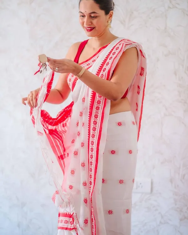 White_Soft_Cotton_Designer_Silk_Saree_With_Blouse_Peace_For_Women