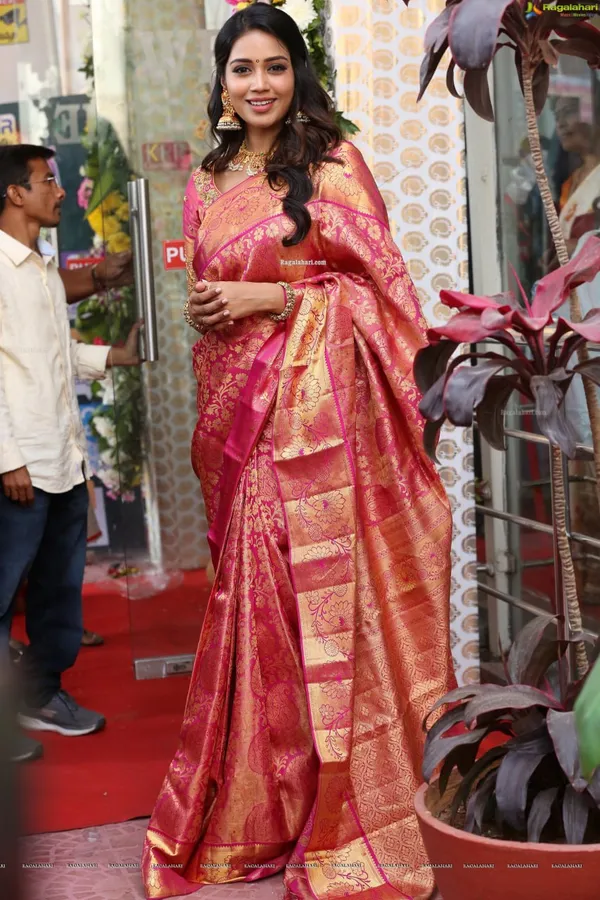 Pink_Banarasi_Soft_Lichi_Designer_Silk_Saree_With_Jacquard_Work_With_Unstitched_Blouse_Piece_For_Women