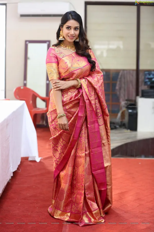 Pink_Banarasi_Soft_Lichi_Designer_Silk_Saree_With_Jacquard_Work_With_Unstitched_Blouse_Piece_For_Women