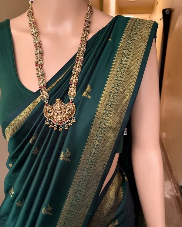 Green_Banarasi_Soft_Designer_Silk_Saree_With_Unstitched_Blouse_Piece_For_Women