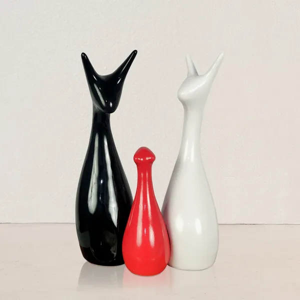 Deer_Family_Set_Of_3_Brw_Ceramic_Figurine_Showpiece_Artifact_Abstract_Animal_Statue_For_Indoor,_Home,_Office_Decor,_(D_-_7_X_H_-_27_Cm),_(Black,_Red,_White)