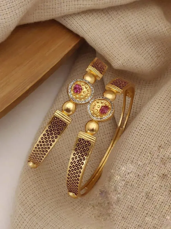 Gold_Finish_Brass_Bangles_&_Bracelet_For_Women
