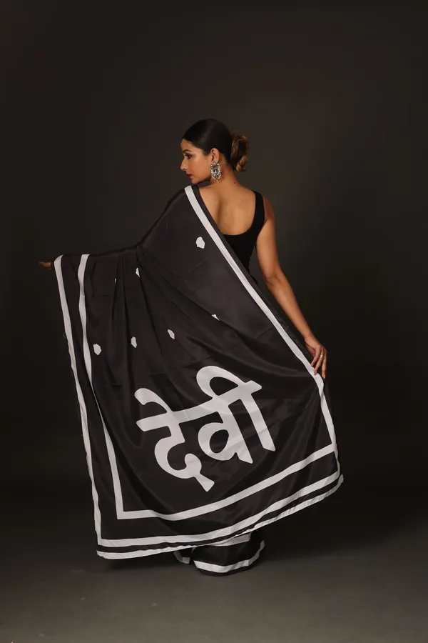 Black_And_White_Poly_Crepe_Devi_Printed_Saree_With_Unstitched_Blouse_Piece