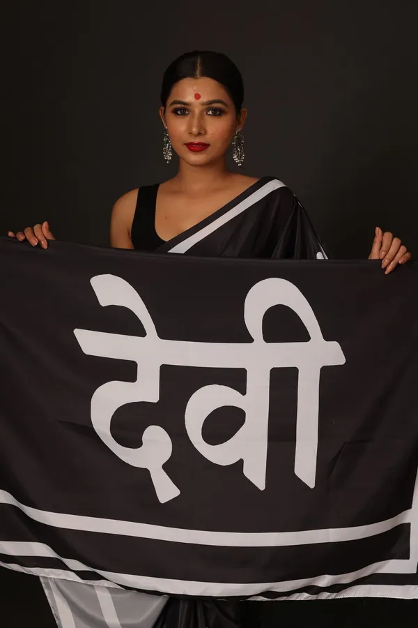 Black_And_White_Poly_Crepe_Devi_Printed_Saree_With_Unstitched_Blouse_Piece