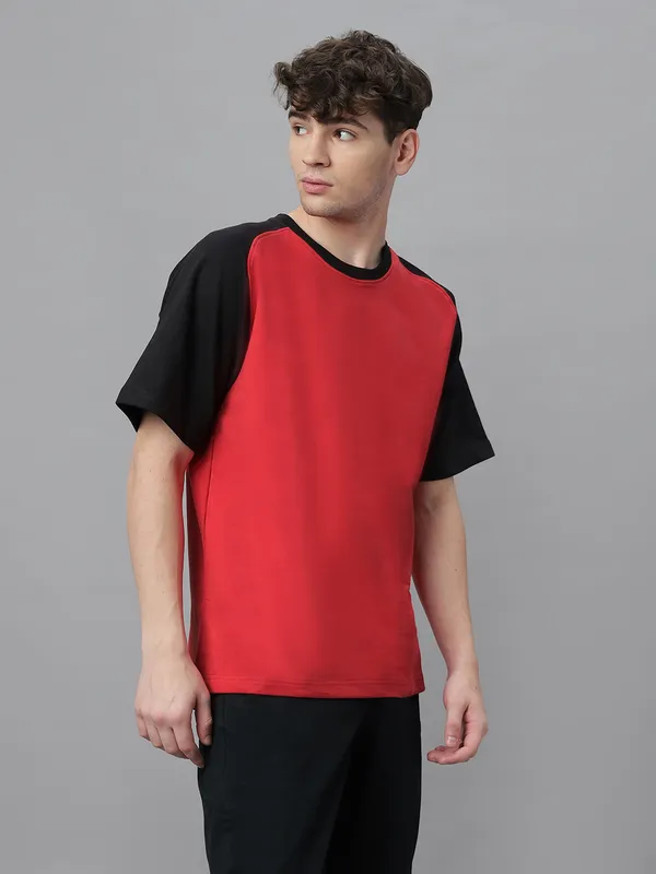 Black_&_Red_Cotton_Round_Neck_Half_Sleeves_Loose_Fit_Raglan_T-Shirt_For_Men